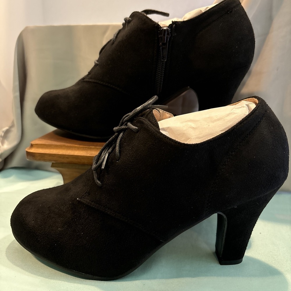 Black Women's Lace Up Bootie 4 inch thick Heel Size 8 M Suede Zip Side NIB